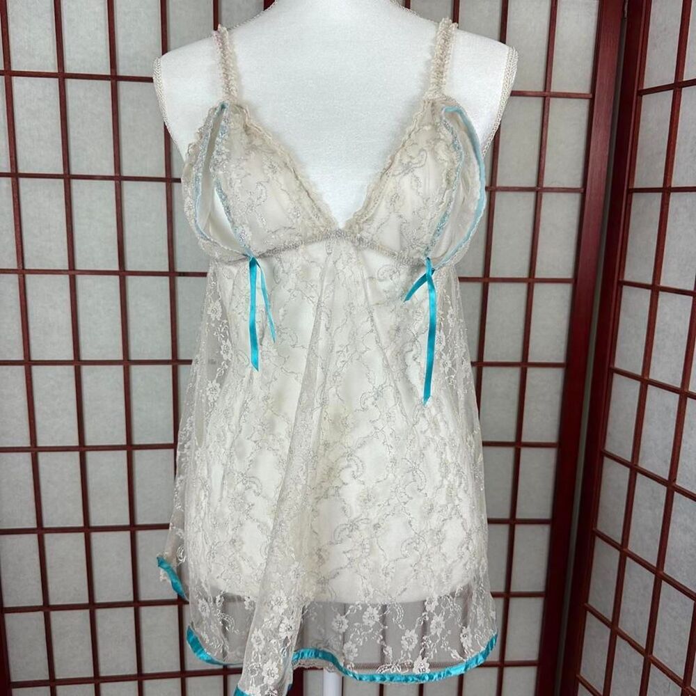 Victorias Secret Cream Lace Peak a Boo Sheer Chemise Slip L
